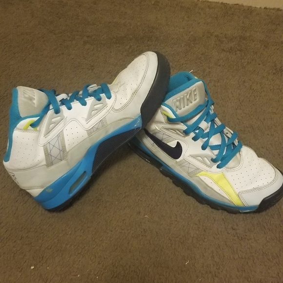 Youth Size 5 Nikes - Picture 2 of 4